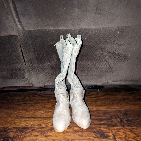 Boots - Picture 3 of 6